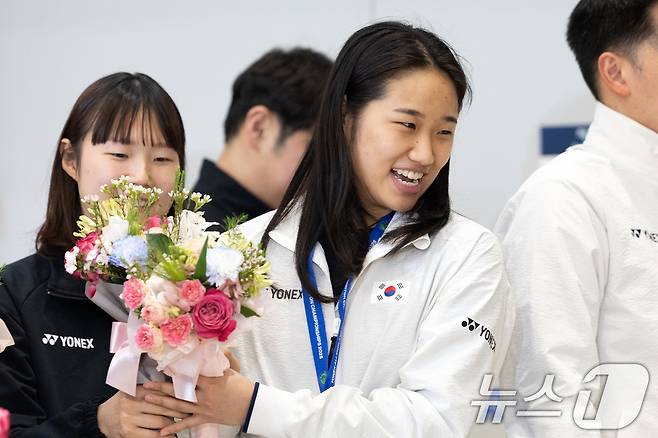 전영 오픈에서 우승을 차지한 배드민턴 안세영이 18일 오후 인천국제공항을 통해 귀국해 기념촬영을 마치고 발걸음을 옮기고 있다. 2025.3.18/뉴스1 ⓒ News1 이승배 기자