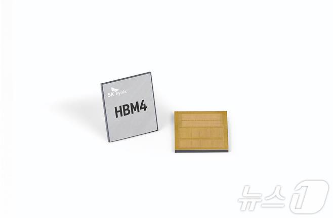 HBM4 12단 샘플 (사진제공 = SK하이닉스)