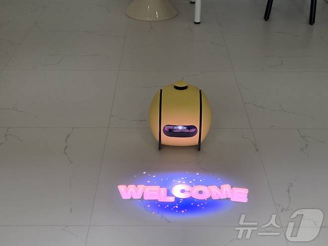 19일 경기 수원시 수원컨벤션센터에서 열린 삼성전자 제56기 주주총회 현장에서 시연된 AI 집사로봇 '볼리'. 025.3.19/뉴스1 ⓒ News1 박주평 기자