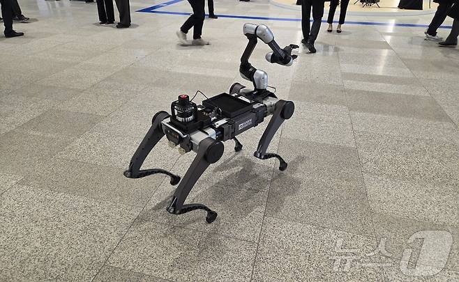 19일 경기 수원시 수원컨벤션센터에서 열린 삼성전자 제56기 주주총회 현장에서 시연된 사족보행로봇 'RBQ-10'. 2025.3.19/뉴스1 ⓒ News1 박주평 기자 ⓒ News1 박주평 기자