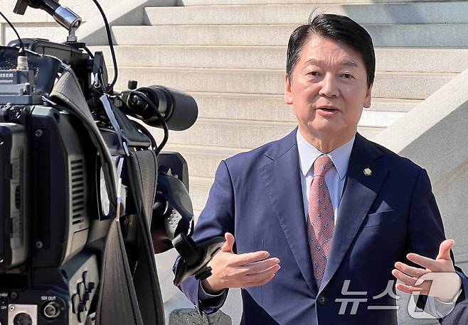 안철수 국민의힘 의원이 19일 서울 종로구 한국불교역사문화기념관에서 조계종 총무원장 진우스님을 예방한 뒤 브리핑을 하고 있다. (안철수 의원실 제공. 재판매 및 DB 금지) 2025.3.19/뉴스1 ⓒ News1 김민지 기자