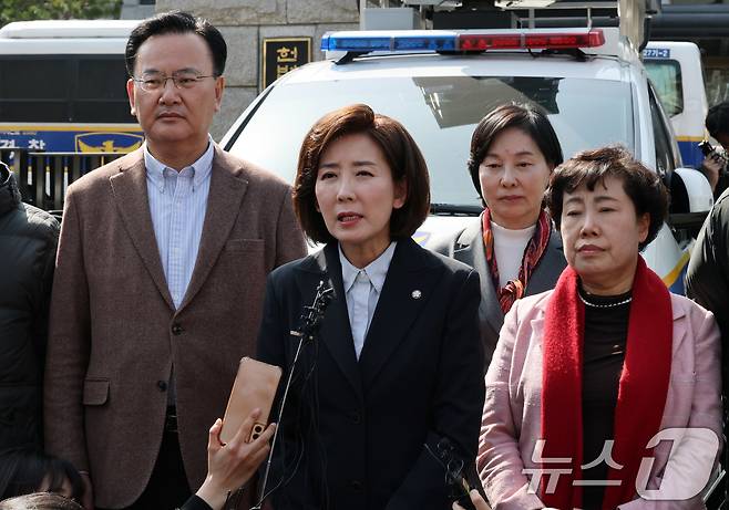 나경원 국민의힘 의원이 14일 오후 서울 종로구 헌법재판소 앞에서 릴레이 1인 시위를 앞두고 취재진 질문에 답하고 있다. 2025.3.14/뉴스1 ⓒ News1 박세연 기자
