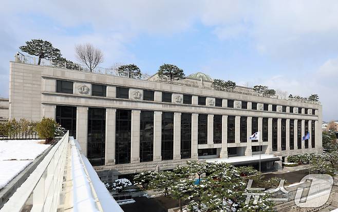 헌법재판소가 윤석열 대통령 탄핵심판의 변론을 종결한 뒤 아직 선고일을 지정하지 못하면서 대통령 탄핵 사건 중 최장기간 숙의를 거듭하고 있다. 사진은 18일 서울 종로구 헌법재판소 모습. 2025.3.18/뉴스1 ⓒ News1 김명섭 기자