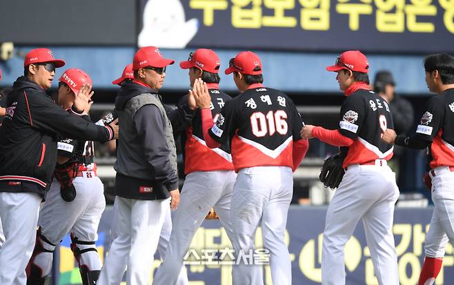 KIA 이범호 감독이 13일 잠실구장에서 열린 2025 KBO리그 시범경기 두산과 경기 승리 후 선수들과 하이파이브를 하고 있다. 잠실 | 최승섭기자 thunder@sportsseoul.com