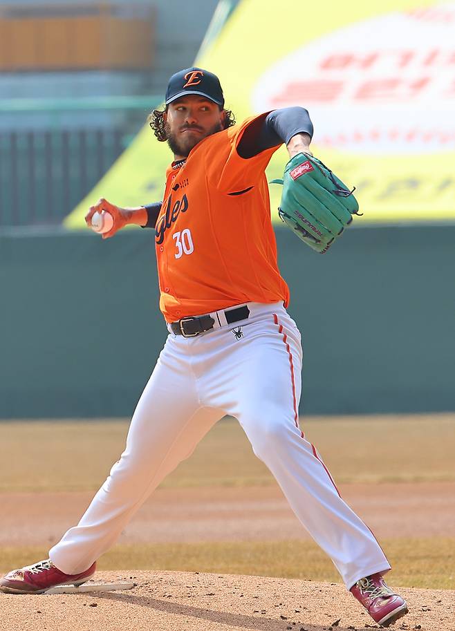 10일 인천 SSG랜더스필드에서 열린 2025 프로야구 KBO리그 한화 이글스와 SSG 랜더스의 시범경기. 한화 선발 투수 폰세가 역투하고 있다. 사진 | 연합뉴스