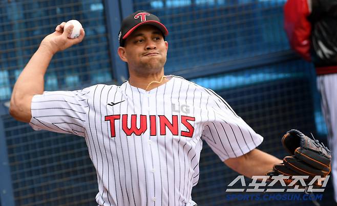 강설 취소 후 LG 치리노스가 반팔 차림으로 불펜 피칭을 소화했다. 잠실=박재만 기자 pjm@sportschosun.com