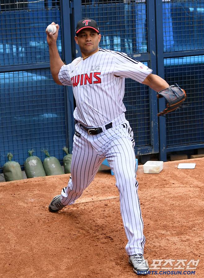 추운 날씨에도 반팔 차림으로 끝까지 불펜 피칭 소화.