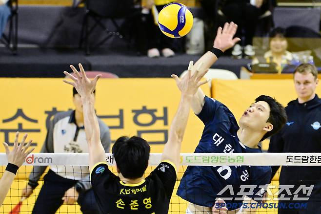 대한항공 정지석이 18일 KB손해보험전서 스파이크를 때리고 있다.  사진제공=KOVO