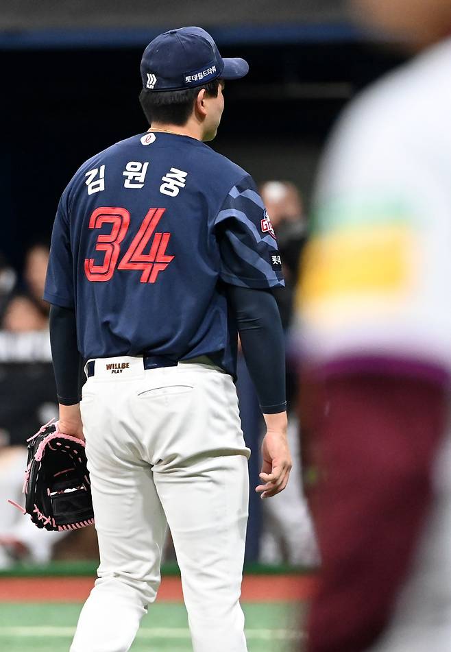배트에 공이 맞아 날아가는 순간 뒤를 바라보지 못했던 김원중
