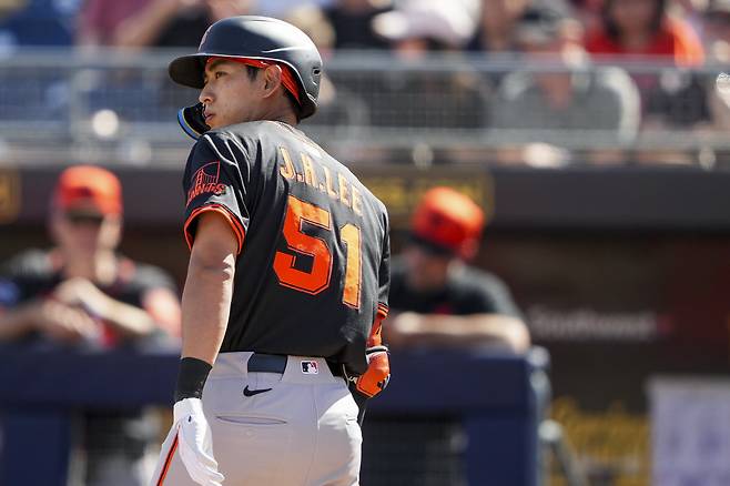 San Francisco Giants' Jung Hoo Lee looks back after being called out on strikes against the Seattle Mariners during the third inning of a spring training baseball game Thursday, Feb. 27, 2025, in Peoria, Ariz. (AP Photo/Lindsey Wasson)







<저작권자(c) 연합뉴스, 무단 전재-재배포, AI 학습 및 활용 금지>
