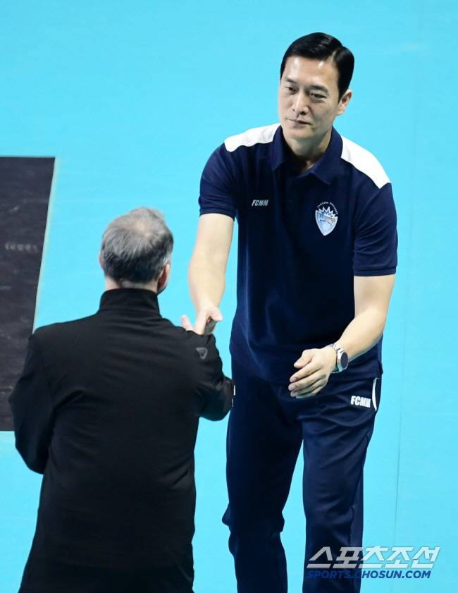 18일 장충체육관에서 열린 배구 V리그 남자부 우리카드와 삼성화재의 경기. 삼성화재 김상우 감독과 우리카드 마우리시오 감독이 인사를 나누고 있다. 장충동=송정헌 기자songs@sportschosun.com/2025.01.18/