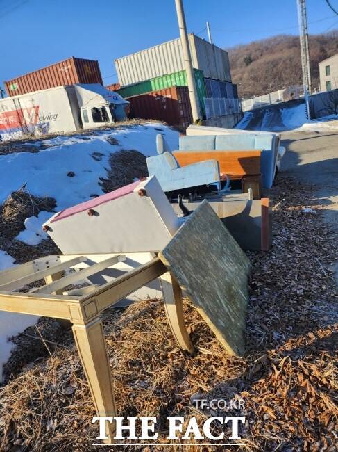 B건설이 강제집행한 A씨의 살림살이가 한 보관창고 야외에 방치돼 있다./A씨 제공