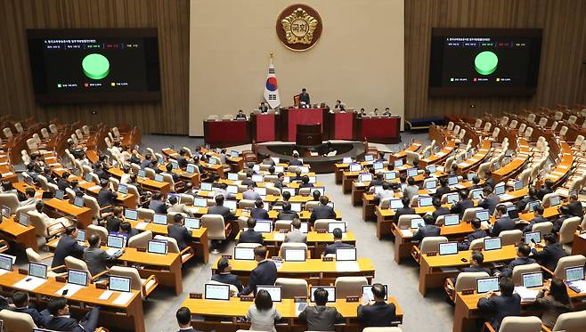 2024년 7월 30일 방송통신위원회법,방송법, 방송문화진흥회법 개정안에 이어 방송 4법 중 마지막 순서로 한국교육방송공사법이 국민의힘 의원들이 퇴장한 가운데 본회의를 통과하고 있다./조선일보DB