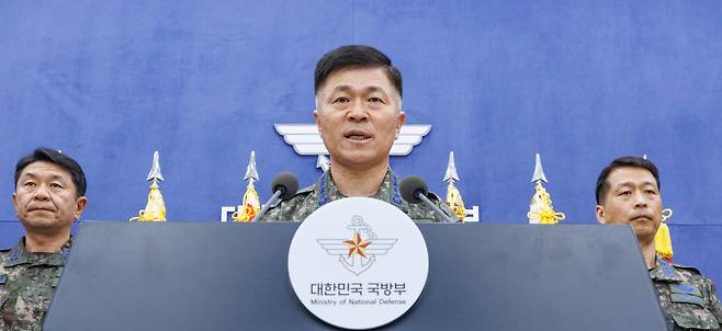 이영수 공군 참모총장이 10일 서울 용산구 국방부에서 열린 공군 KF-16 전투기 오폭사건 사과 기자회견을 하고 있다./연합뉴스