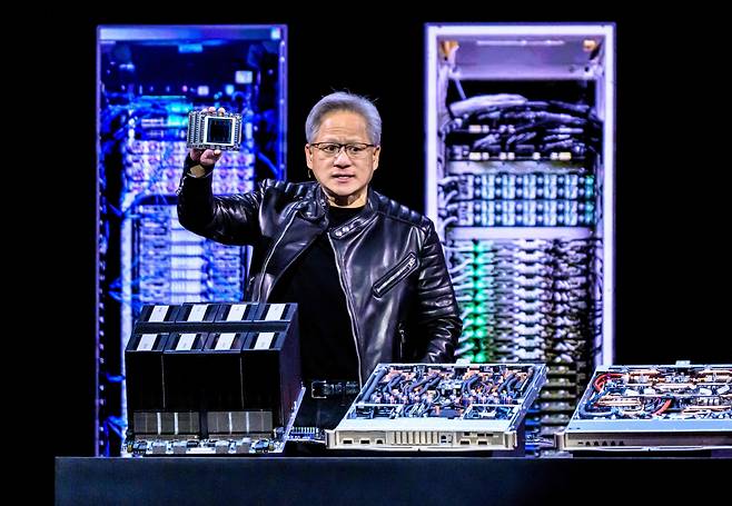 18일 미국 새너제이 컨벤션 센터에서 열린 GTC 2025에서 젠슨 황 엔비디아 CEO가 기조연설을 하고 있다./AFP 연합뉴스