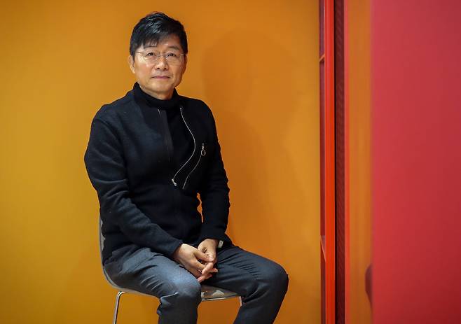 서울 강남의 사무실에서 포즈를 취한 강제규 감독./박성원 기자