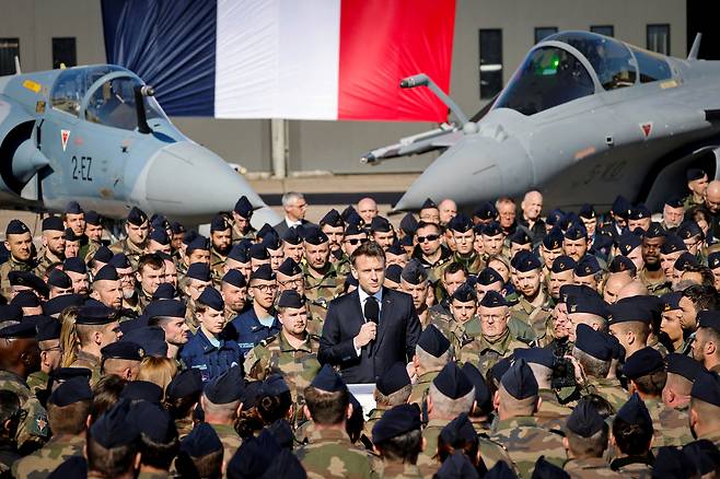 에마뉘엘 마크롱 프랑스 대통령이 현지시각 18일 프랑스 룩수유 생소베르 공군기지를 방문해 다쏘 라팔과 다쏘 미라주 2000 전투기 앞에서 연설하고 있다.  /로이터 연합뉴스