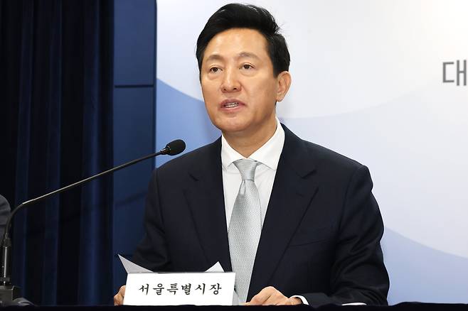 오세훈 서울시장이 19일 서울 종로구 정부서울청사에서 주택시장 안정화 방안 브리핑을 하고 있다. /뉴스1
