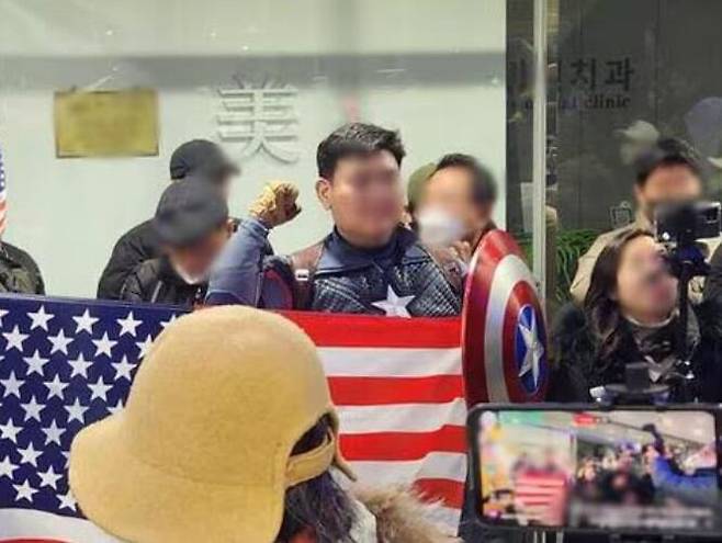 지난달 10일 오전 서울 중구 국가인권위원회 앞에서 영화 캡틴 아메리카 주인공 복장을 한 윤석열 대통령 지지자 안모씨가 윤 대통령의 불구속 수사를 권고할 것을 인권위에 촉구하고 있다. / 연합뉴스