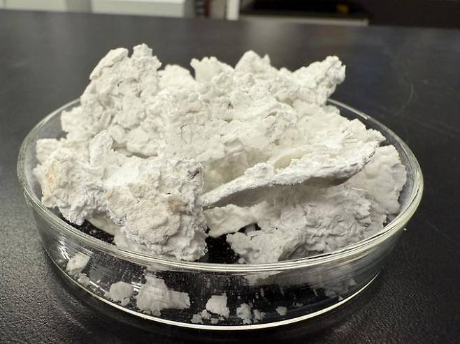 연구팀이 개발한 이산화탄소를 가두는 모래. 콘크리트를 만드는 재료로 쓰일 수 있다. Northwestern University 제공.