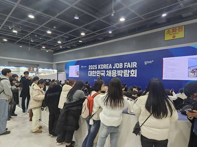 19일 서울 양재 aT 센터에서 개막한 '대한민국 채용박람회'에서 청년들이 한 기업의 채용설명회를 듣고있다. 사진= 박지영 기자.