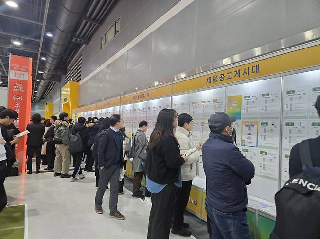 19일 서울 양재 aT 센터에서 개막한 '대한민국 채용박람회'에서 참석자들이 채용공고를 살펴보고있다. 사진= 박지영 기자