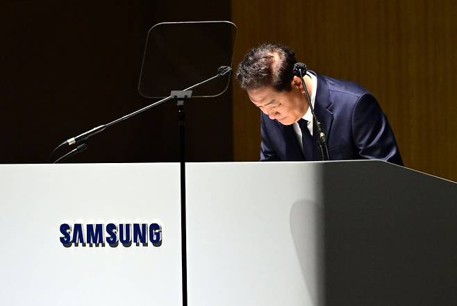 한종희 삼성전자 대표이사 부회장이 19일 경기도 수원시 영통구 수원컨벤션센터에서 열린 삼성전자 제56기 정기 주주총회에 앞서 인사하고 있다. 뉴시스