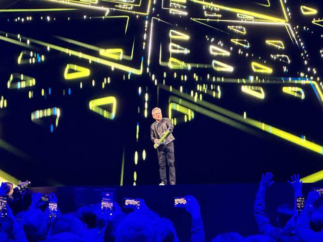 젠슨 황 최고경영자가 18일 미국 캘리포니아주 새너제이 SAP 센터에서 열린 엔비디아 연례 개발자 행사 GTC의 기조연설 시작에 앞서 객석을 향해 티셔츠를 날리고 있다. 실리콘밸리=이서희 특파원