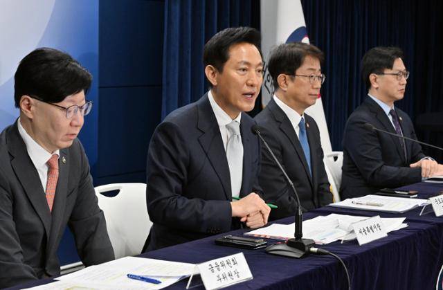 오세훈 서울시장이 19일 정부서울청사에서 열린 주택시장 안정화 방안 관련 취재진의 질문에 답변하고 있다. 홍인기 기자