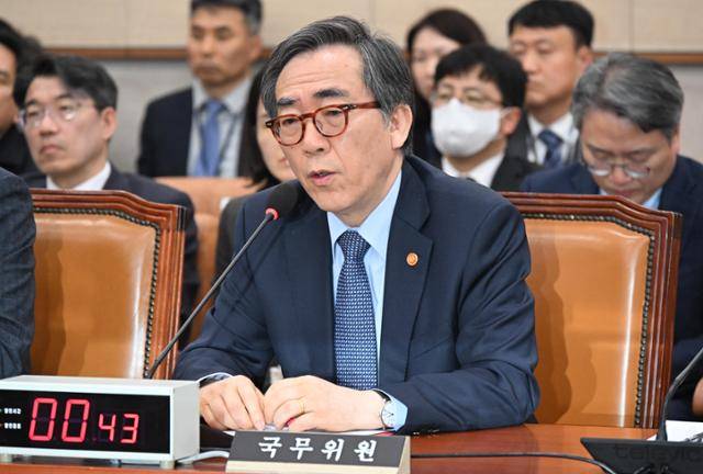 조태열 외교부 장관이 19일 국회에서 열린 법사위 전체회의에서 민감국가 지정과 관련한 의원의 질의에 답하고 있다. 고영권 기자