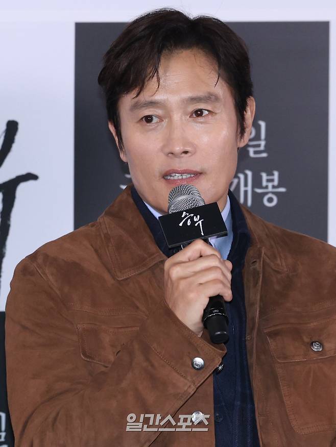 배우 이병헌이 19일 서울 용산구 CGV용산아이파크몰에서 열린 영화 '승부‘ 언론배급시사회 및 기자간담회에 참석해 인사말을 하고 있다. '승부'는 대한민국 최고의 바둑 레전드 조훈현(이병헌 분)이 제자와의 대결에서 패한 후 타고난 승부사 기질로 다시 한번 정상에 도전하는 이야기를 그렸다. 26일 개봉. 서병수 기자 qudtn@edaily.co.kr /2025.03.19/