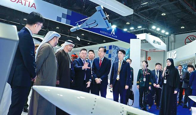 지난 2월 UAE에서 열린 IDEX 2025에서 구본상 LIG 회장이 모하메드 UAE 대통령에게 장거리 지대공 유도무기 ‘L-SAM’을 소개하고 있다. [사진 LIG넥스원]