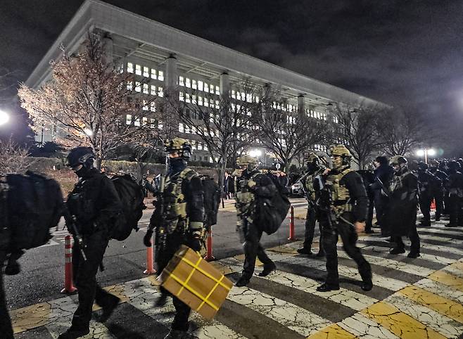 국회 본회의에서 비상계엄 해제를 의결한 지난해 12월 4일 새벽 계엄군 병력이 국회에서 철수하고 있다. 뉴시스