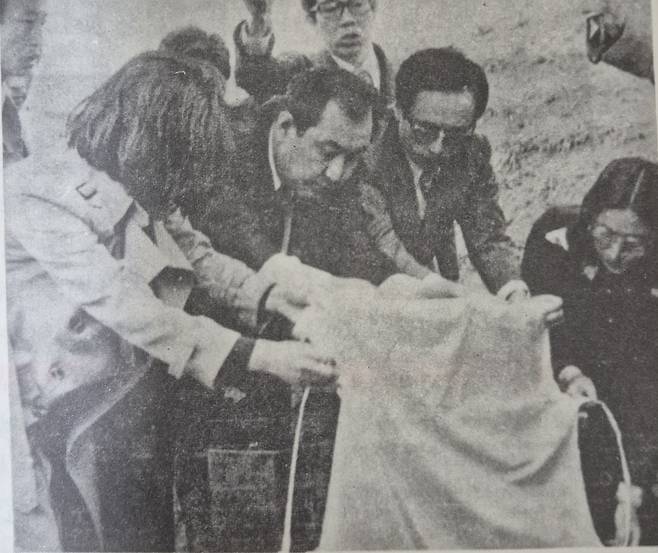 1977년 4월17일 일산 기독교 공원 묘지에서 엄수된 고 조민기 동아투위 위원 묘비 제막식. 미망인 홍정선씨와 천관우, 송건호 선생 등 90여명이 참석해 고인의 유지를 기렸다.