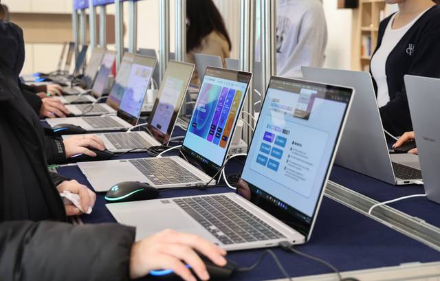 ▲ 지난달 21일 오전 부산 북구 SW·AI 교육거점센터에서 열린 ‘AI 디지털교과서 상설 전시회’에서 교원, 학생 등이 AI 디지털교과서를 살펴보고 있다. 연합뉴스 자료사진