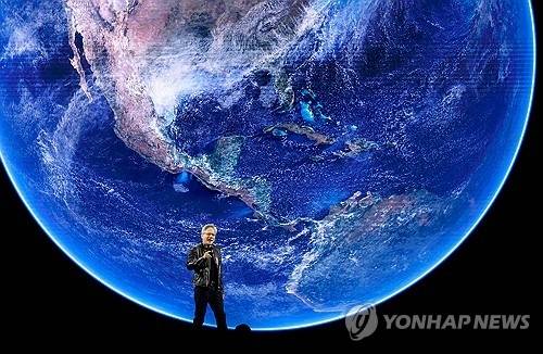 ▲ 18일(현지시간) 미국 캘리포니아주 새너제이 SAP 센터에서 열린 연례 개발자 회의 ‘GTC 2025’에서 발표하는 젠슨 황 엔비디아 CEO [새너제이 게티이미지/AFP=연합뉴스]
