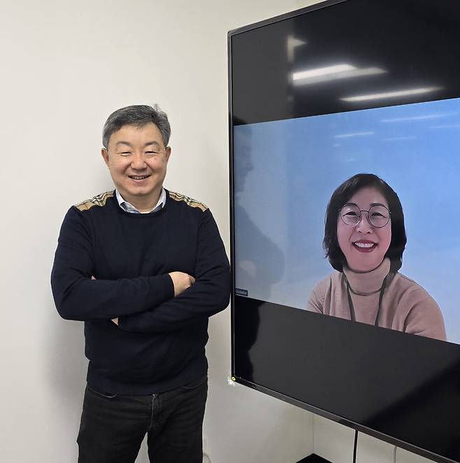 미국 샌디에이고에서 화상회의로 참여한 유상희 큐리에이터 연구소장(오른쪽)과 큐리에이터의 공동창업자인 전누리 서울대 기계공학부 교수가 인터뷰를 마치고 포즈를 취했다. 이우상 기자