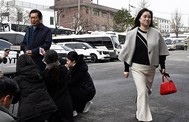 18일 서울 종로구 헌법재판소에서 열린 박성재 법무부 장관 탄핵 심판 첫 변론에 국회 탄핵소추위원장인 정청래 더불어민주당 의원이 참석하며 입장을 밝히고 있는 가운데 박성재 법무부 장관 측 김계리 변호사가 웃으며 지나가고 있다. /사진=뉴스1