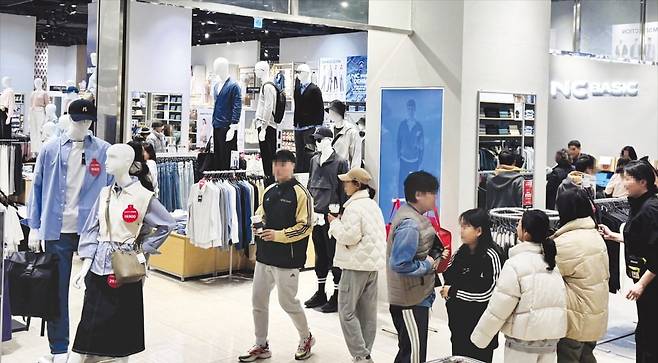 이달초 오픈한 NC베이직 송파점에서 방문객들이 쇼핑을 하고 있다. /NC베이직 제공