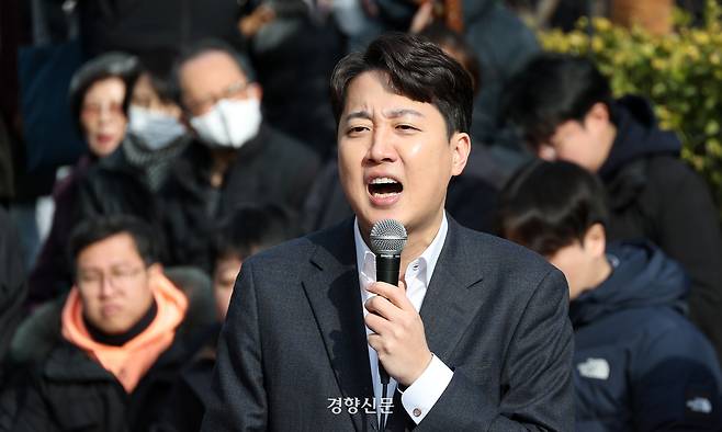 이준석 개혁신당 의원이 지난달 2일 서울 마포구 홍대 레드로드 버스킹거리에서 정치 현안 관련 기자회견을 하고 있다. 경향신문