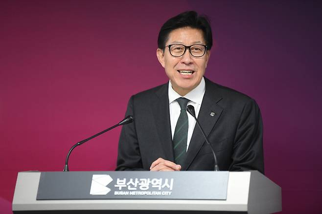 박형준 부산시장이 지난해 11월12일 청년·신혼부부를 대상으로 ‘임대료 0원’ 주택 1만 가구를 공급하겠다고 발표하고 있다. 부산시 제공