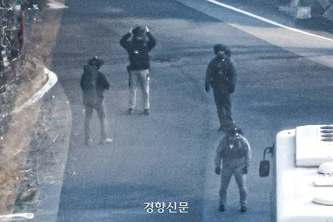 윤석열 대통령에 대한 공수처의 2차 체포영장 집행이 임박한 지난 1월 12일 서울 용산구 한남동 대통령 관저에서 헬멧과 전술복 등을 착용한 경호처 관계자들이 경내를 살펴보고 있다. 성동훈 기자