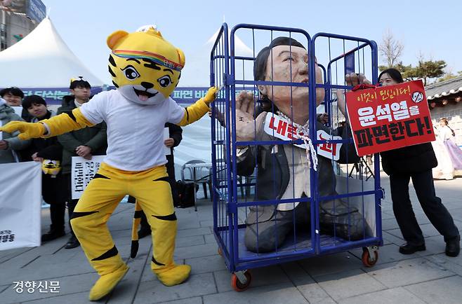 “파면” ‘윤석열 물어가는 범청년행동’ 소속 청년들이 19일 서울 광화문광장에서 윤석열 대통령의 파면을 촉구하는 기자회견을 마친 후 퍼포먼스를 하고 있다. 서성일 선임기자