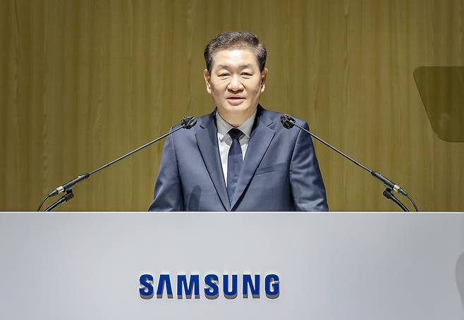 Samsung Electronics Vice Chairman Han Jong-hee speaks at the company's 56th regular shareholders meeting held in Suwon, Gyeonggi Province on Wednesday. (Samsung Electronics)