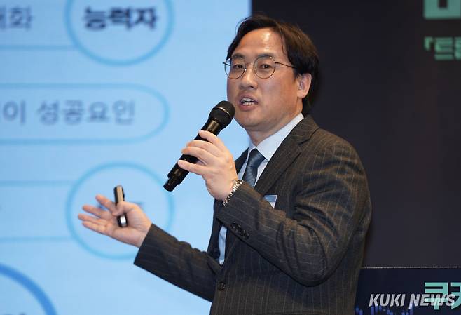 이윤홍 한양대 부동산융합대학원 겸임교수가 19일 서울 영등포 CCMM빌딩에서 열린 ‘쿠키뉴스 2025 미래경제포럼’에서 ‘위기의 건설산업 극복 방안 있는가’를 주제로 기조발제하고 있다. 유희태 기자&nbsp;