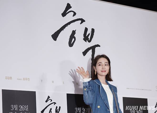 배우 이민정이 19일 서울 용산구 CGV용산아이파크몰에서 열린 영화 '승부' VIP시사회 포토월 행사에서 포즈를 취하고 있다.
