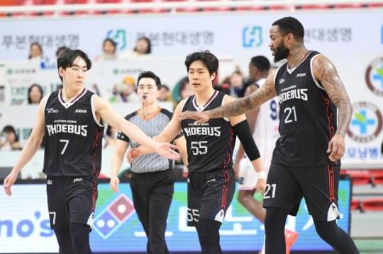 숀 롱과 하이파이브하는 서명진