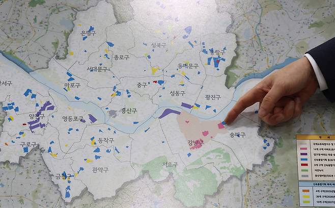 남준 서울시 도시공간본부장이 12일 서울시청에서 열린 서울시 토지거래허가제 해제 심의 결과 브리핑을 진행하고 있다. [사진 = 연합뉴스]