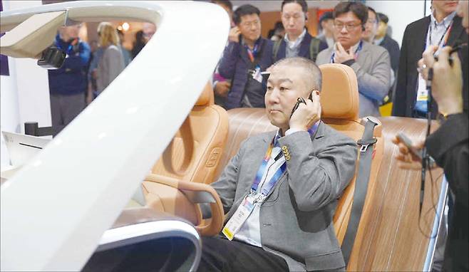 구자은 LS 회장이 지난 1월 9일(현지 시간) 세계 최대 가전·정보기술(IT) 전시회 ‘CES 2025’가 열리는 미국 라스베이거스 센트럴홀 내 LG전자 전시관에서 AI 기반 콘셉트 차량에 탑승해 인캐빈 센싱 솔루션을 체험하고 있다.(LS 제공)