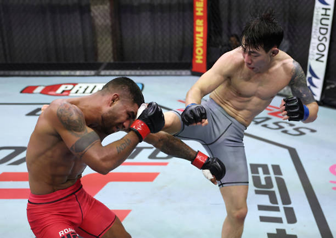 2023년 5월 중국 상하이 Road to UFC 시즌2 준준결승에서 발차기하는 최승국(오른쪽). 사진=TKO